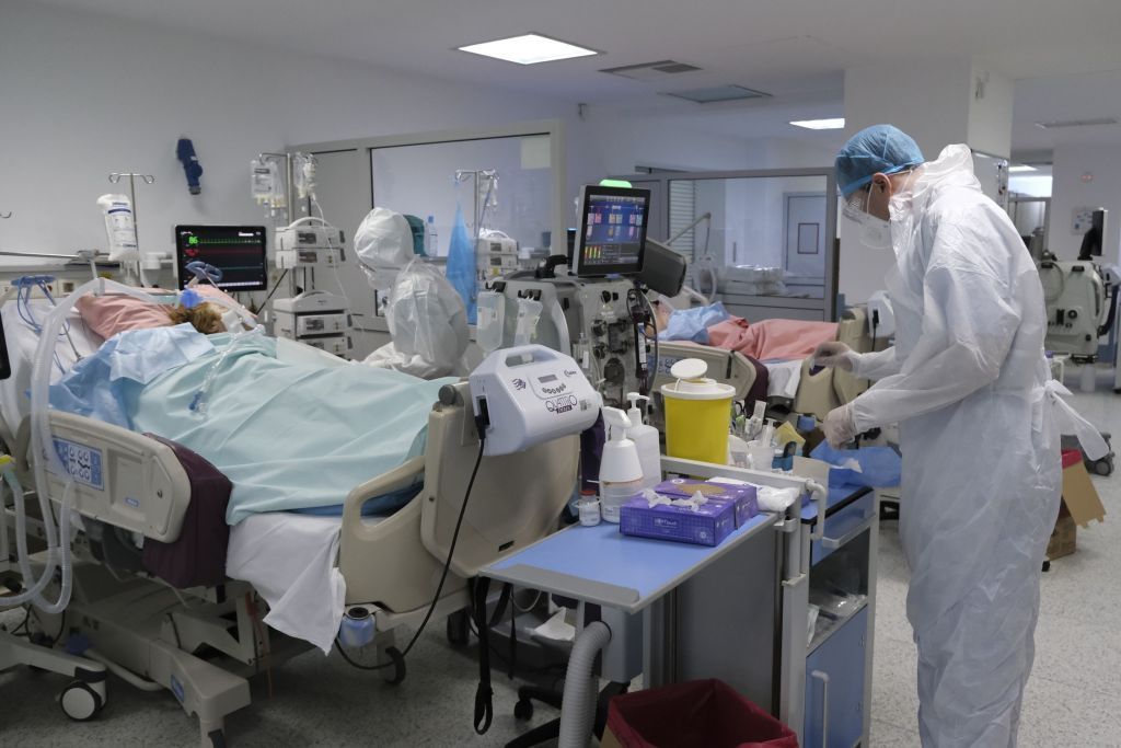 Κοροναϊός : Οριακή η κατάσταση στα νοσοκομεία της Αττικής – Στο 91% η πληρότητα των ΜΕΘ
