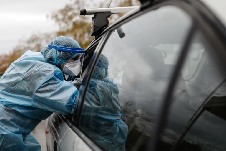 ΕΟΔΥ : 84 κρούσματα από τεστ από τα 4.034 drive-through τεστ