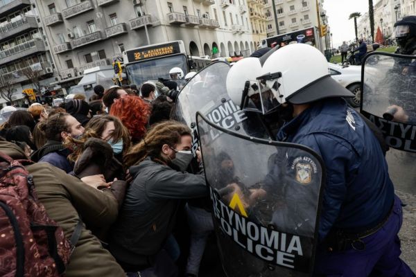 Γιατί η Πολιτεία μας διστάζει να εφαρμόσει το νόμο για τη διασπορά των επιδημιών;