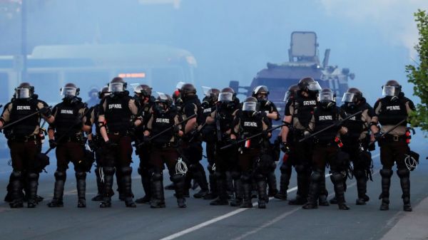 Οι λευκοί αστυνομικοί πιο σκληροί από τους μαύρους, δείχνει μελέτη-ορόσημο στις ΗΠΑ