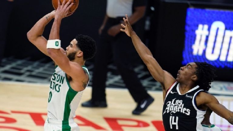 NBA : Νίκησαν στο Λος Άντζελες οι Σέλτικς – Πέρασαν από το Μπρούκλιν οι Ράπτορς