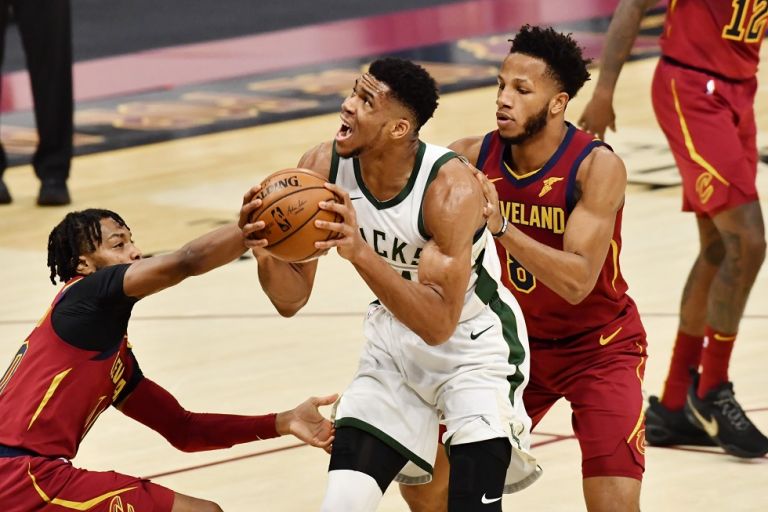 NBA : Οι καλύτερες στιγμές του Γιάννη Αντετοκούνμπο κόντρα στους Καβαλίερς