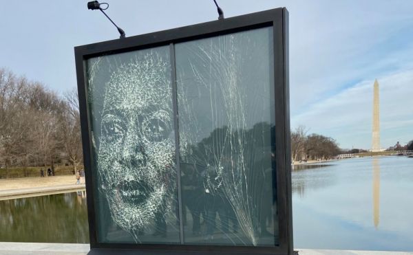 Πορτραίτο από θρυμματισμένο γυαλί για την Καμάλα Χάρις