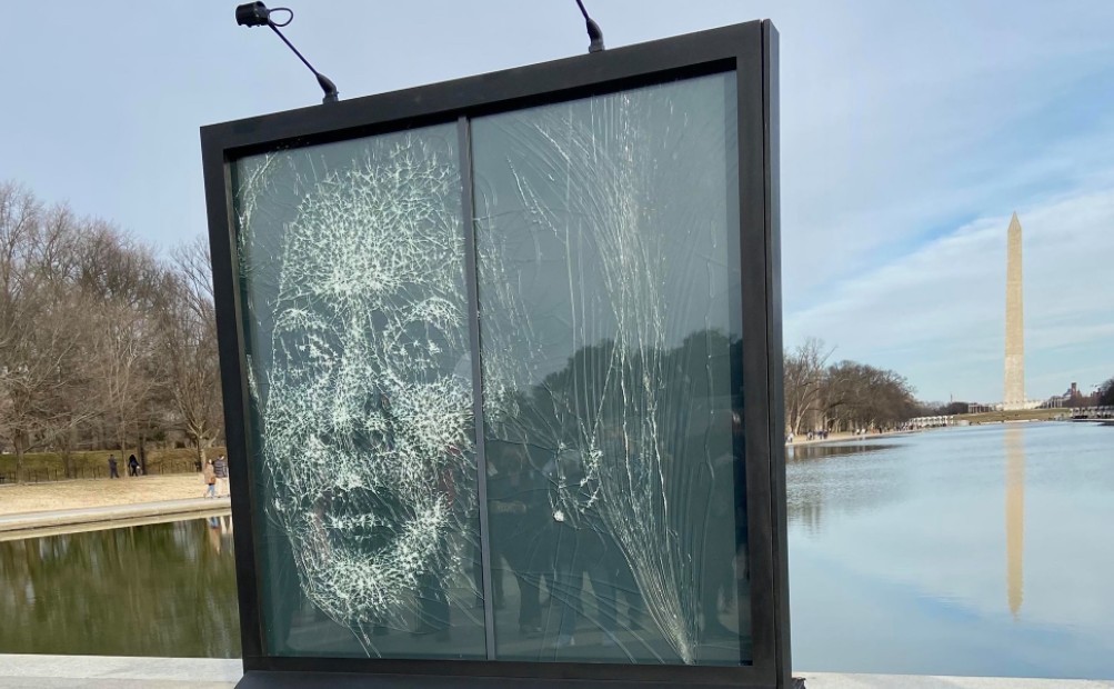 Πορτραίτο από θρυμματισμένο γυαλί για την Καμάλα Χάρις