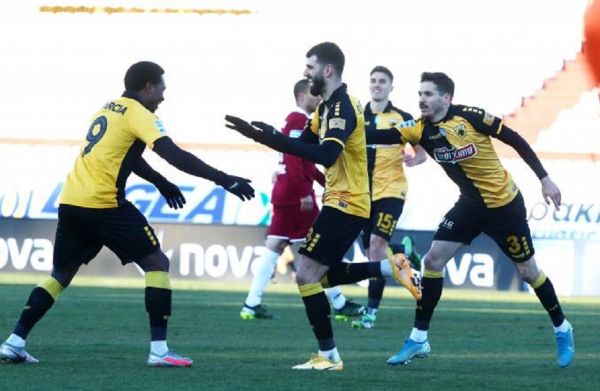 Το πέναλτι του Ολιβέιρα δίνει το προβάδισμα στην ΑΕΚ κόντρα στην ΑΕΛ