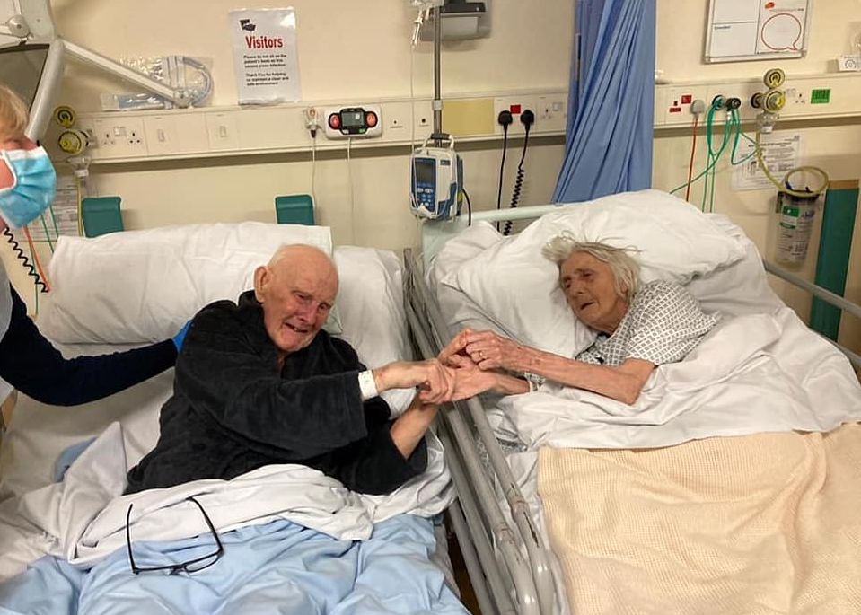 Βρετανία : Ζευγάρι παντρεμένο επί 70 χρόνια κρατιέται από το χέρι σε διπλανά κρεβάτια του νοσοκομείου