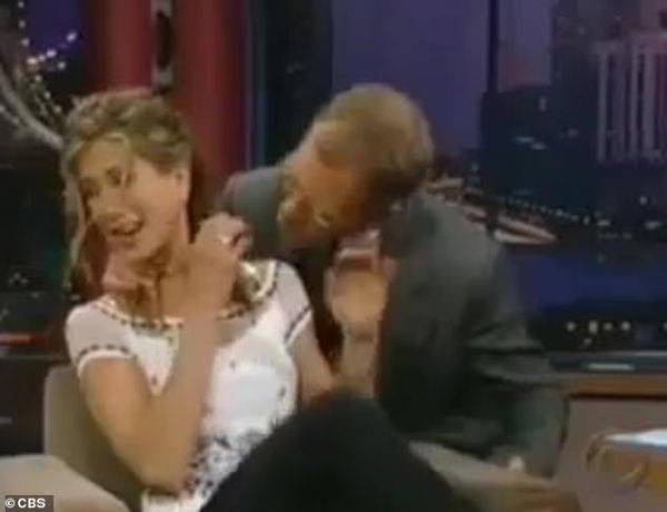 Όταν ο Λέτερμαν έγλυφε τα μαλλιά της Τζένιφερ Άνιστον στην πιο cringy συνέντευξη