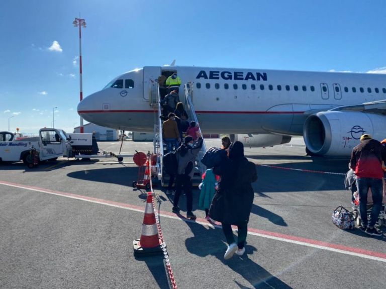 Λέσβος : Παρουσία Μηταράκη 116 προσφυγές αναχώρησαν για Γερμανία