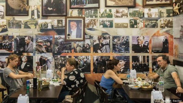 Τουρκία : «Σβήνουν» οι ταβέρνες της Κωνσταντινούπολης – Γιατί έχουν μπει στο στόχαστρο της κυβέρνησης Ερντογάν
