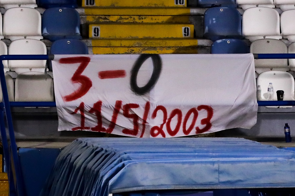 Απόλλων Σμύρνης – Ολυμπιακός 1-3: Πανό στη Ριζούπολη για το 3-0 επί του Παναθηναϊκού το 2003