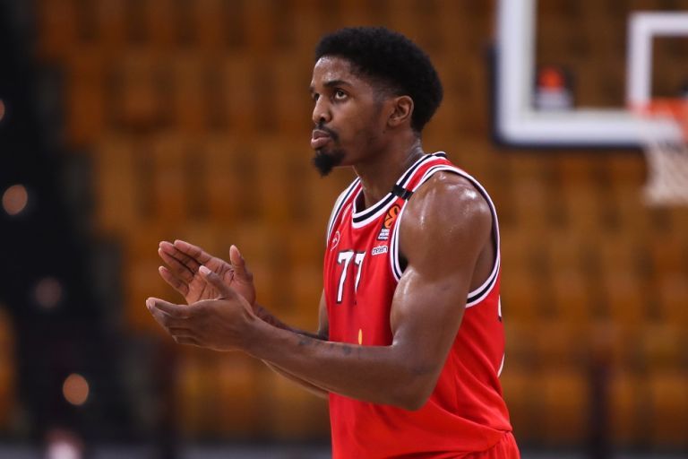 Ολυμπιακός – Παναθηναϊκός : Κλέψιμο και κάρφωμα-φάουλ του ΜακΚίσικ