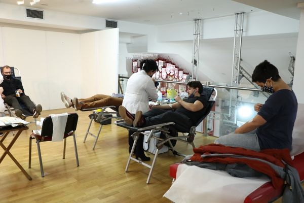 Μεγαλείο ψυχής: Η αιμοδοσία στη μνήμη των 21 θυμάτων και το παράδειγμα του Χρήστου Κορομηλά