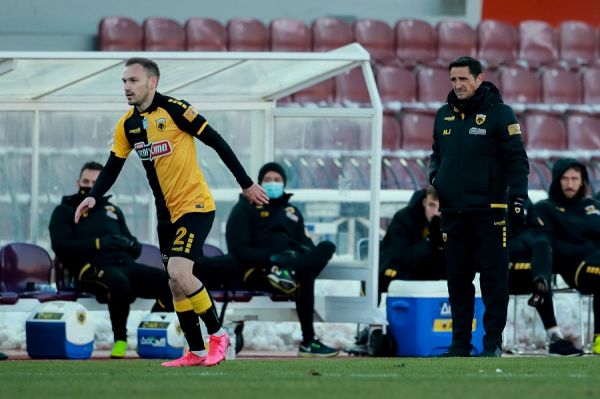 AEK : Δεν παίζει με Αστέρα ο Μπακάκης