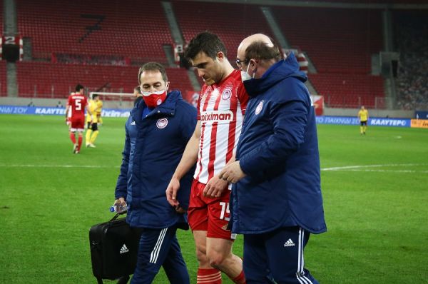 Ανησυχία για Σωκράτη, με δεμένο ώμο στον πάγκο του Ολυμπιακού