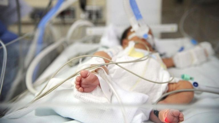 Κοροναϊός : Η συγκίνηση Κικίλια για το βρέφος 24 ημερών που βρίσκεται διασωληνωμένο