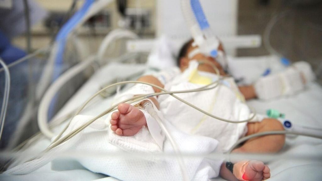 Κοροναϊός : Η συγκίνηση Κικίλια για το βρέφος 24 ημερών που βρίσκεται διασωληνωμένο