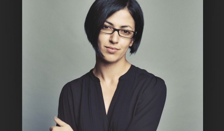 Ειρήνη Αγαπηδάκη : Η άγνωστη ιστορία της, η αφιέρωση – αίνιγμα και οι καυστικές αναρτήσεις της