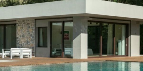 Ο γαμπρός από την Αραβία με τις 3 μοντέλες και τη βίλα του Ωνάση