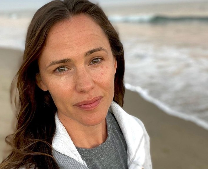 Tζένιφερ Γκάρνερ: To viral αποκαλυπτικό αφρόλουτρο στο Instagram