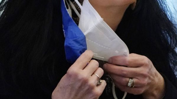 Έρχεται η διπλή ή και τριπλή μάσκα – Χειρουργική και υφασμάτινη μαζί προφυλάσσουν καλύτερα