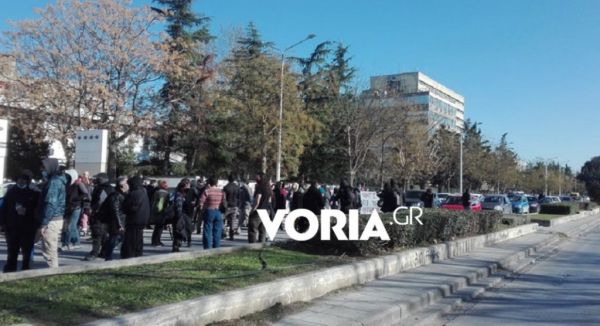 Θεσσαλονίκη : Συγκέντρωση έξω από το ΑΠΘ για τον Κουφοντίνα