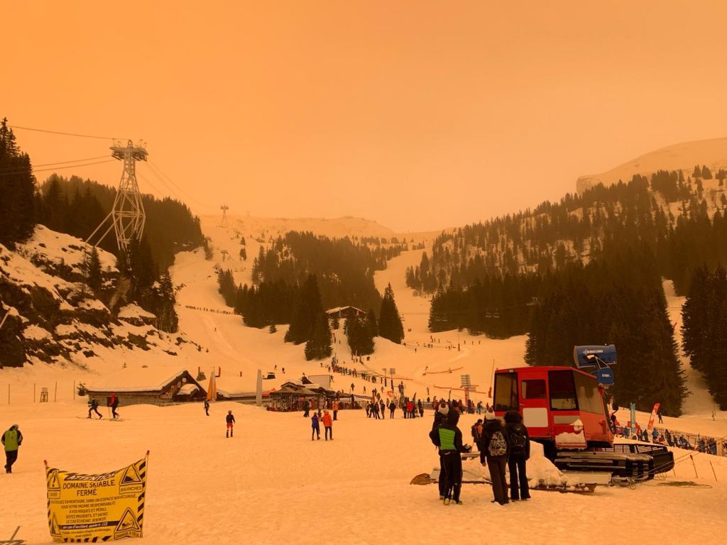 Άλπεις : Η σκόνη από την Αφρική τις «έβαψε» κίτρινες