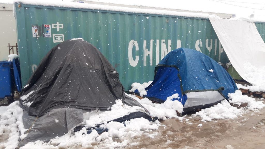 Στο έλεος της «Μήδειας» οι πρόσφυγες - Το χιόνι «έθαψε» τις σκηνές στους καταυλισμούς