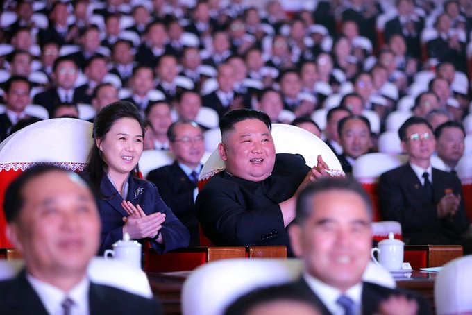 Βόρεια Κορέα :  Η σύζυγος του Κιμ Γιονγκ Ουν εμφανίσθηκε δημόσια για πρώτη φορά εδώ και ένα χρόνο