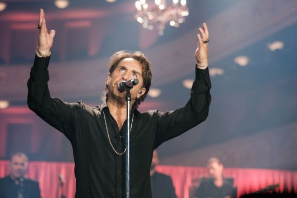 Γιώργος Μαζωνάκης: Διαθέσιμο στο YouTube το «Mega Live Album»