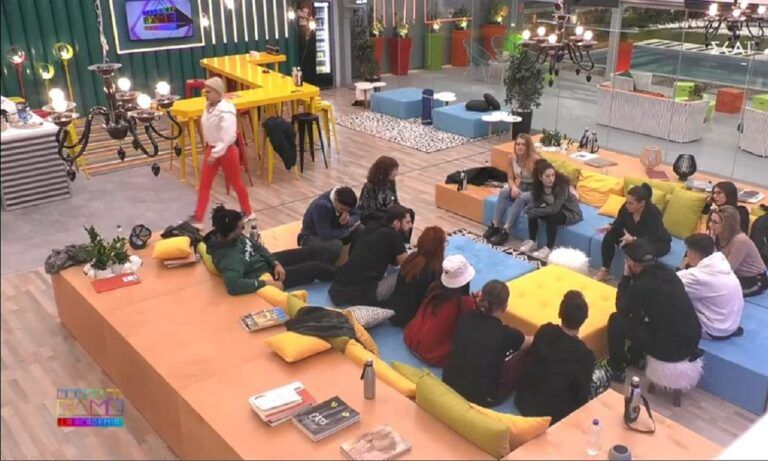 House of Fame : Το πρώτο ερωτικό φιλί που αντάλλαξαν οι σπουδαστές