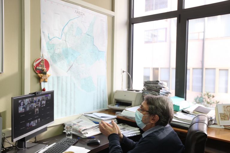 Τι κάνουν στη Λάρισα και πρωτοπορούν στις σχολικές αυλές;