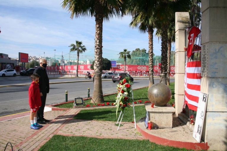 Ο Γιάννης Μώραλης τίμησε τη μνήμη των 21 θυμάτων της «Θύρας 7»