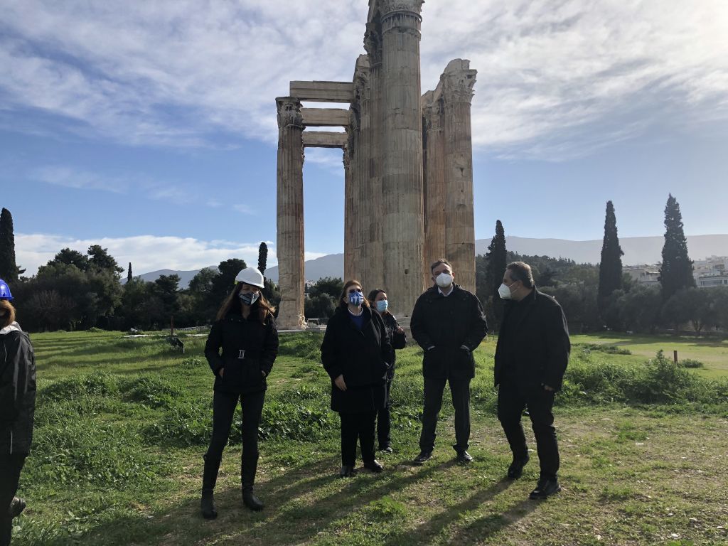 Αυτοψία Μενδώνη στο Ολυμπιείο – Επιθεώρηση ικριώματος στο δυτικότερο κίονα του ναού