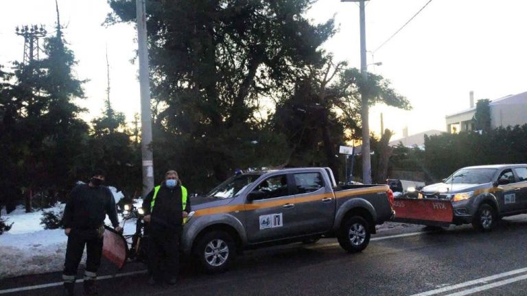 Δήμος Πειραιά: Αποστολή δύο εκχιονιστικών οχήματα σε δήμους των Βορείων Προαστίων