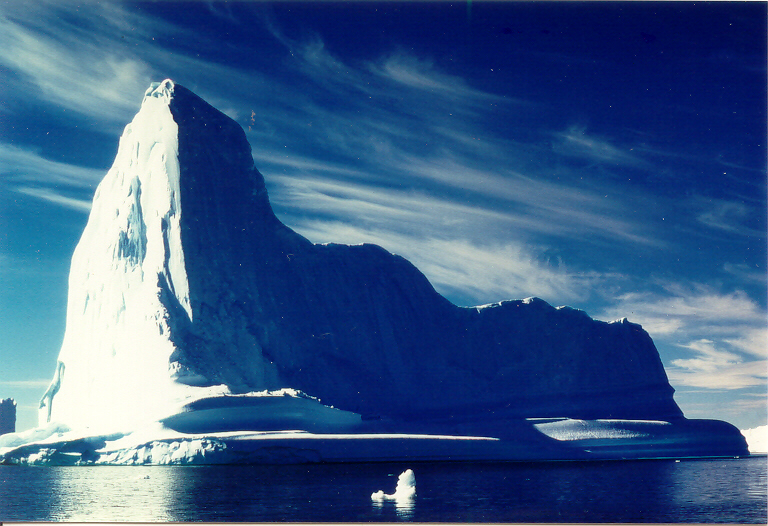 Τεράστιο παγόβουνο που αποκολλήθηκε από την Ανταρκτική απειλεί ακατοίκητο νησί