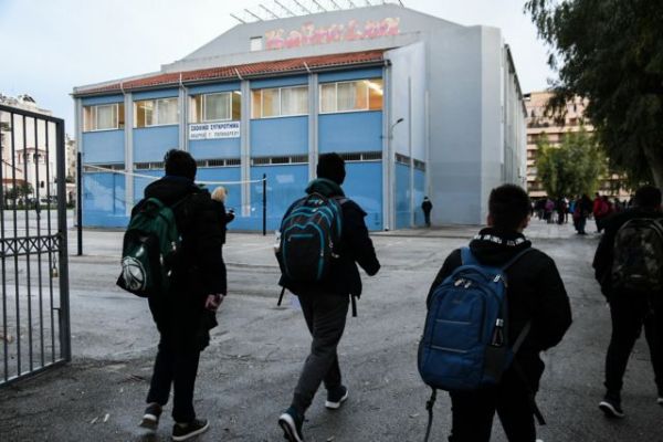 Κεραμέως : Στο 0,23% ο δείκτης θετικότητας στα σχολεία