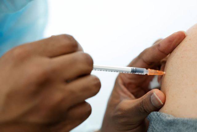 Νέες μελέτες : Το εμβόλιο της Pfizer περιορίζει τη μετάδοση του κοροναϊού