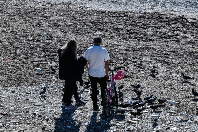 Κοροναϊός : Στις παραλίες οι Αθηναίοι με σύμμαχο τον καλό καιρό [εικόνες]