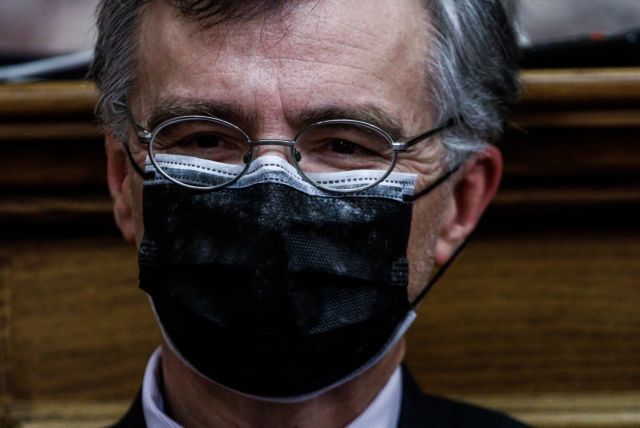 Με διπλή μάσκα στο βήμα της Βουλής ο Σωτήρης Τσιόδρας