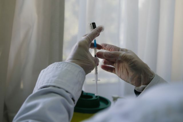 Κοροναϊός : «Ανοίγουν» τα ραντεβού για τον εμβολιασμό για τις ηλικίες 60-64 και 75-79 - Πως θα λειτουργήσουν τα δύο παράλληλα συστήματα