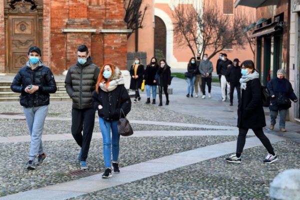 Κοροναϊός – Ιταλία : Πολυκοσμία ξανά σε κεντρικές περιοχές – Παράνομο «ισπανικό πάρτι» στη Ρώμη