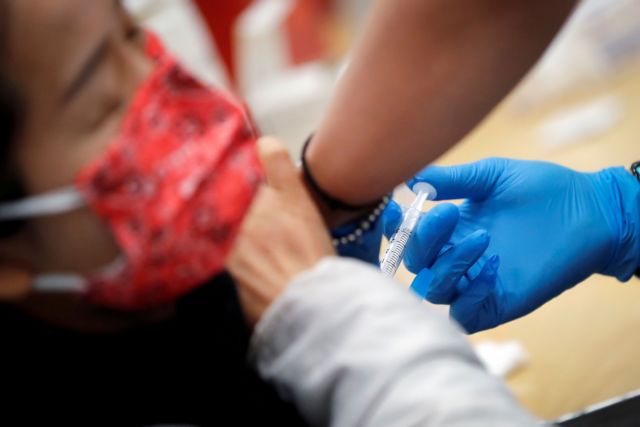 Moderna : Προτείνει να γεμίζει τα φιαλίδια με επιπρόσθετες δόσεις εμβολίου