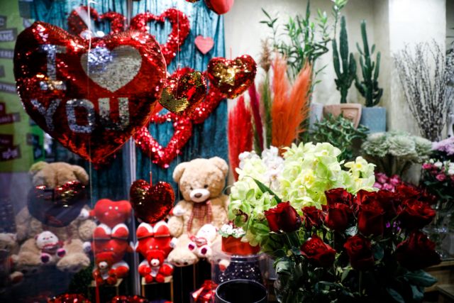 Αγίου Βαλεντίνου : Τι SMS στέλνουμε στο 13033 για να πάρουμε λουλούδια