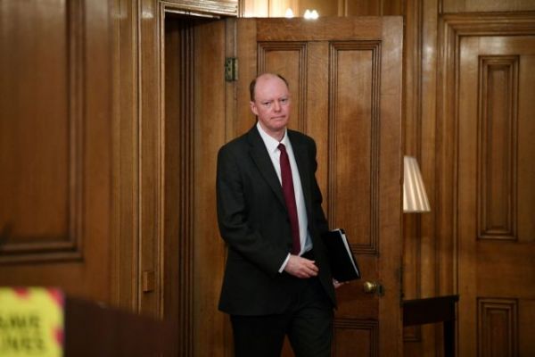 Επίθεση στον Αρχίατρο της Αγγλίας: «Ψεύδεσαι για τα κρούσματα»