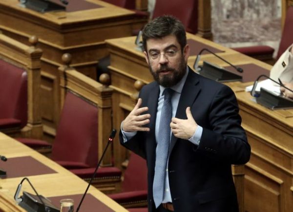 Σε καραντίνα στελέχη του ΣΥΡΙΖΑ – Στο νοσοκομείο με κοροναϊό ο Μιχάλης Καλογήρου