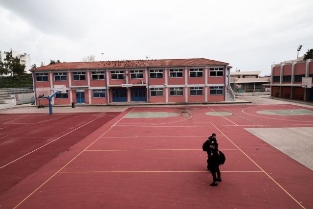 Κοροναϊός : Με θερμομέτρηση και μέτρα επέστρεψαν στα σχολεία οι μαθητές [εικόνες]