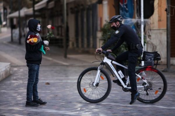 Γεωργιάδης : Το θέμα δεν είναι μόνο η αντιμετώπιση της πανδημίας αλλά και το πώς θα μείνει ζωντανή η οικονομία – Τι είπε για τον «κόφτη» στα sms