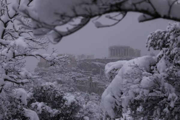 Μήδεια : Η μέρα που η Αττική «ντύθηκε» στα λευκά – Χιόνια από το Ολυμπιακό χωριό μέχρι τον Πειραιά [εικόνες]
