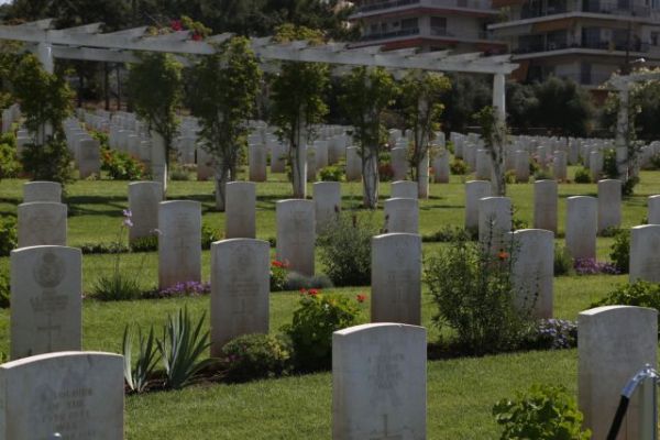 Απίστευτο κι όμως ελληνικό: Ξέθαψαν νεκρό γιατί νόμιζαν πως… κουνούσε τα μάτια του