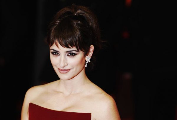 Πενέλοπε Κρουζ : Ποζάρει με καλοκαιρινή διάθεση και μιλά για τη δουλειά και τη μητρότητα